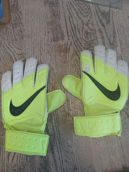 Nike. Дитячі воротарські рукавиці, б/у ,розмір 4 на вік 6-9 років