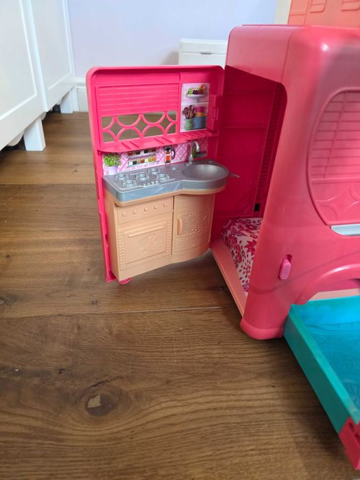 Mattel Barbie Kamper z basenem i zjeżdżalnią