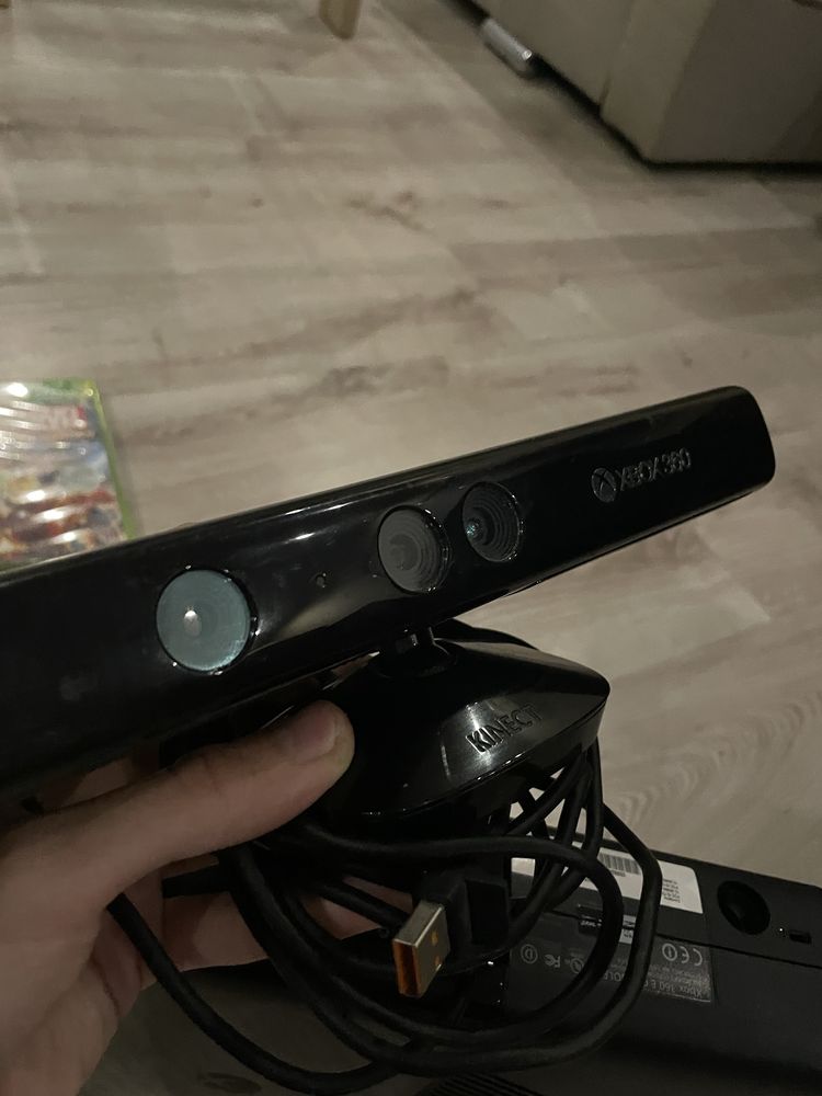 Xbox 360 E + Kinect, 2 pady, 4 gry, oryginalne pudełko