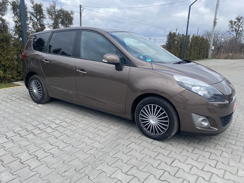 Продам Renault Grand Scenic 2011