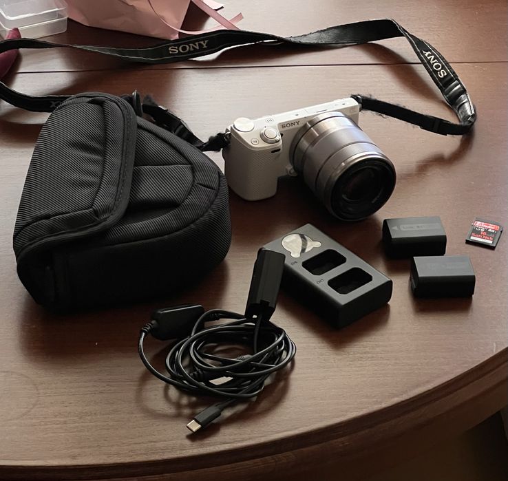 Sony NEX 5R + obiektyw Sony 18-55 + dużo akcesoriów