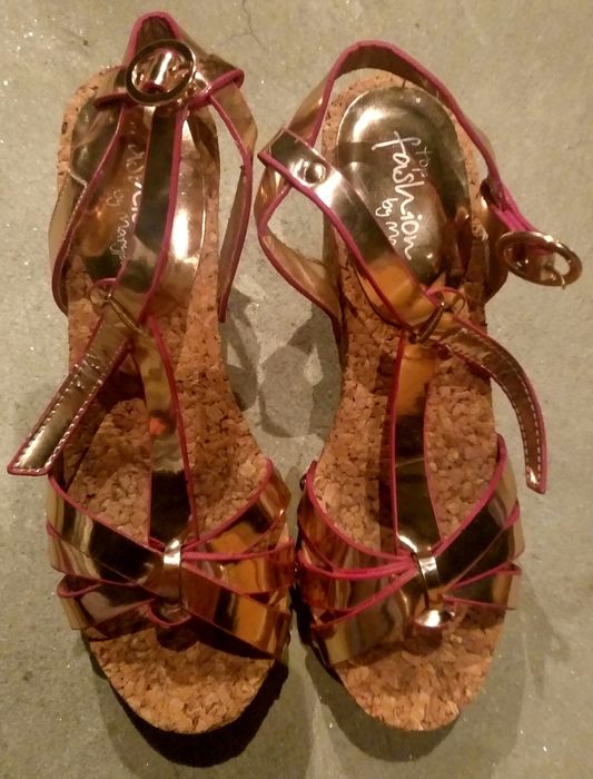 Sandálias douradas n.35 (novas) - Marypaz