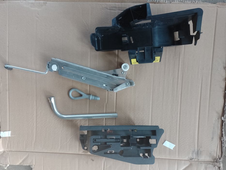 Audi A6 C6 lewarek klucz do kół wkrętka zestaw koła zapasowego