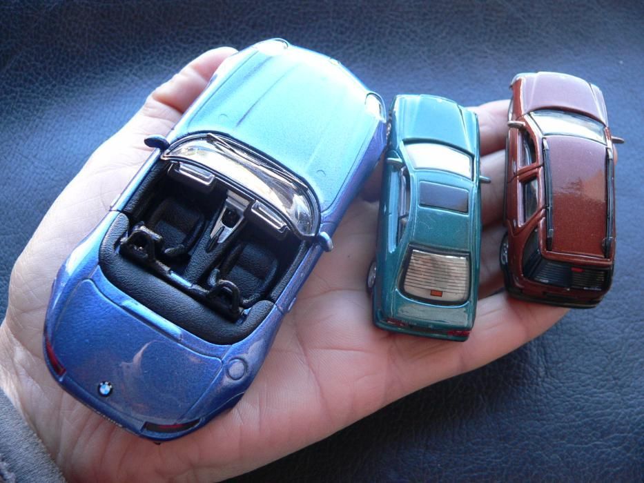 3 carrinhos em metal