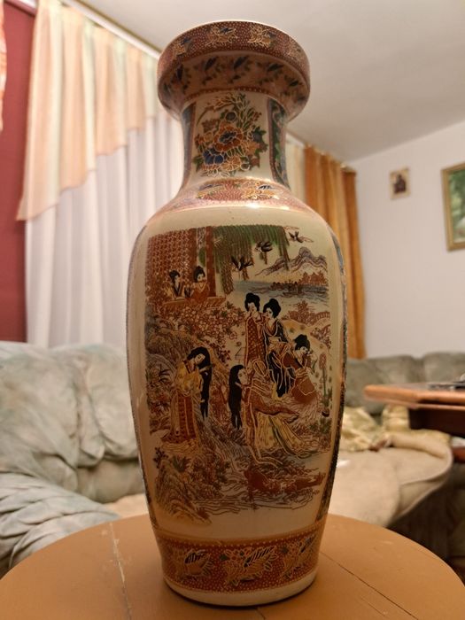 Wazon ze złotymi zdobieniami