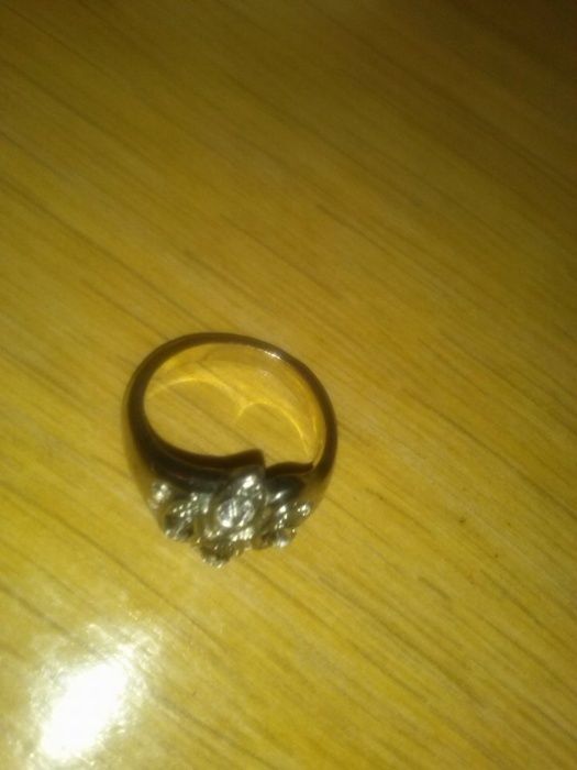 pierścionek z błyszczącymi kamyczkami