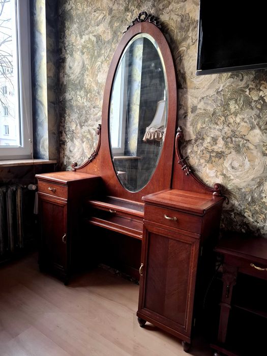 Antyczna toaletka ,piękne drewno, secesyjny styl, oryginalne lustro.