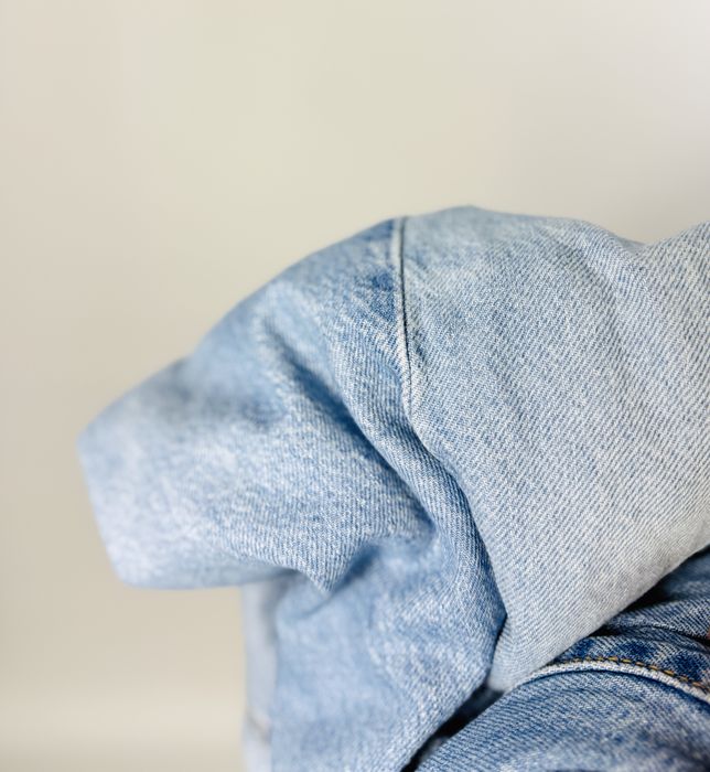 Jasnoniebieskie jeansy z przetarciami S 36