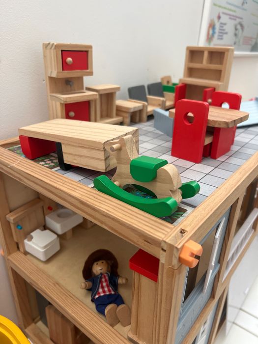 Brinquedo artesanal em madeira. Replica de casa real com acessórios.