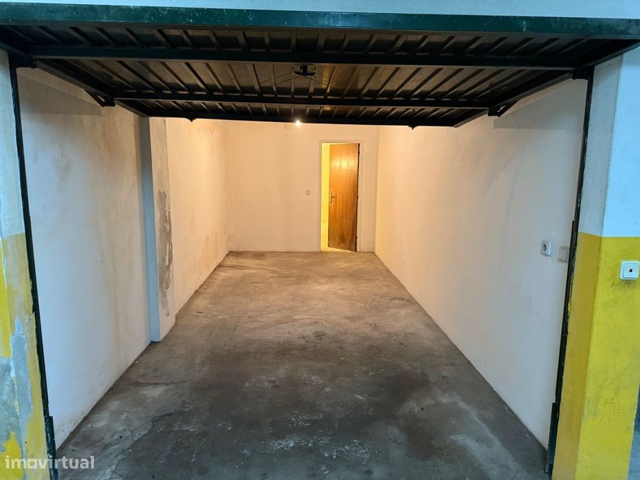 Arrenda-se garagem fechada com arrecadação