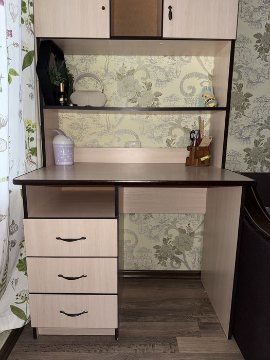 Письмовий стіл з надбудовою, парта, компʼютерний стіл з полицями, стіл