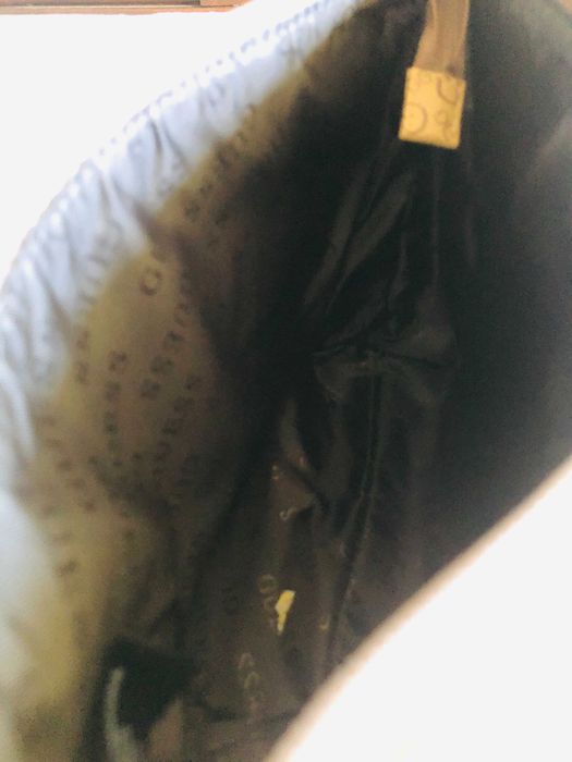 GUESS kosmetyczka bezowa lub ciemno szara