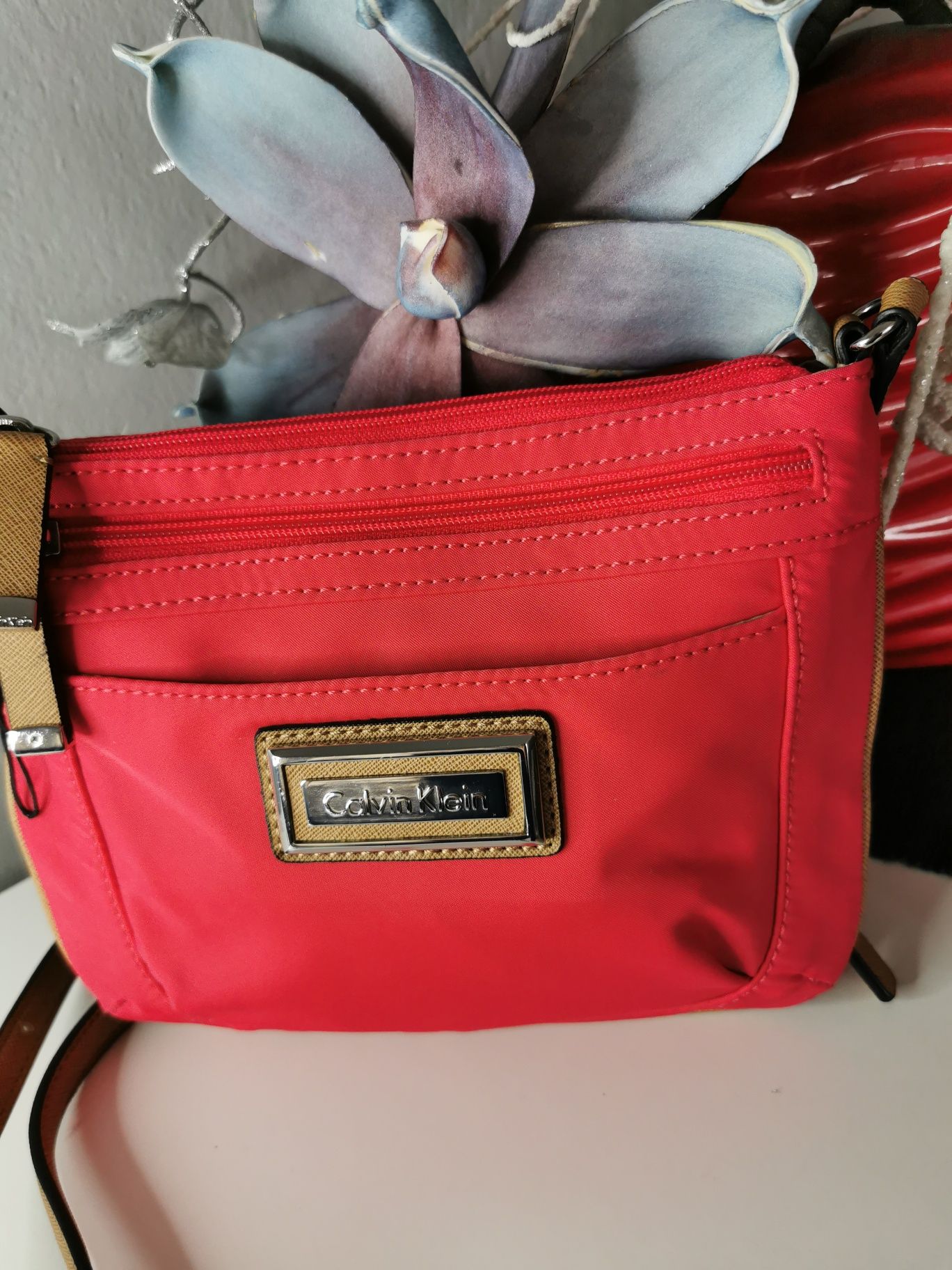 Torebka Calvin Klein z długim regulowanym paskiem