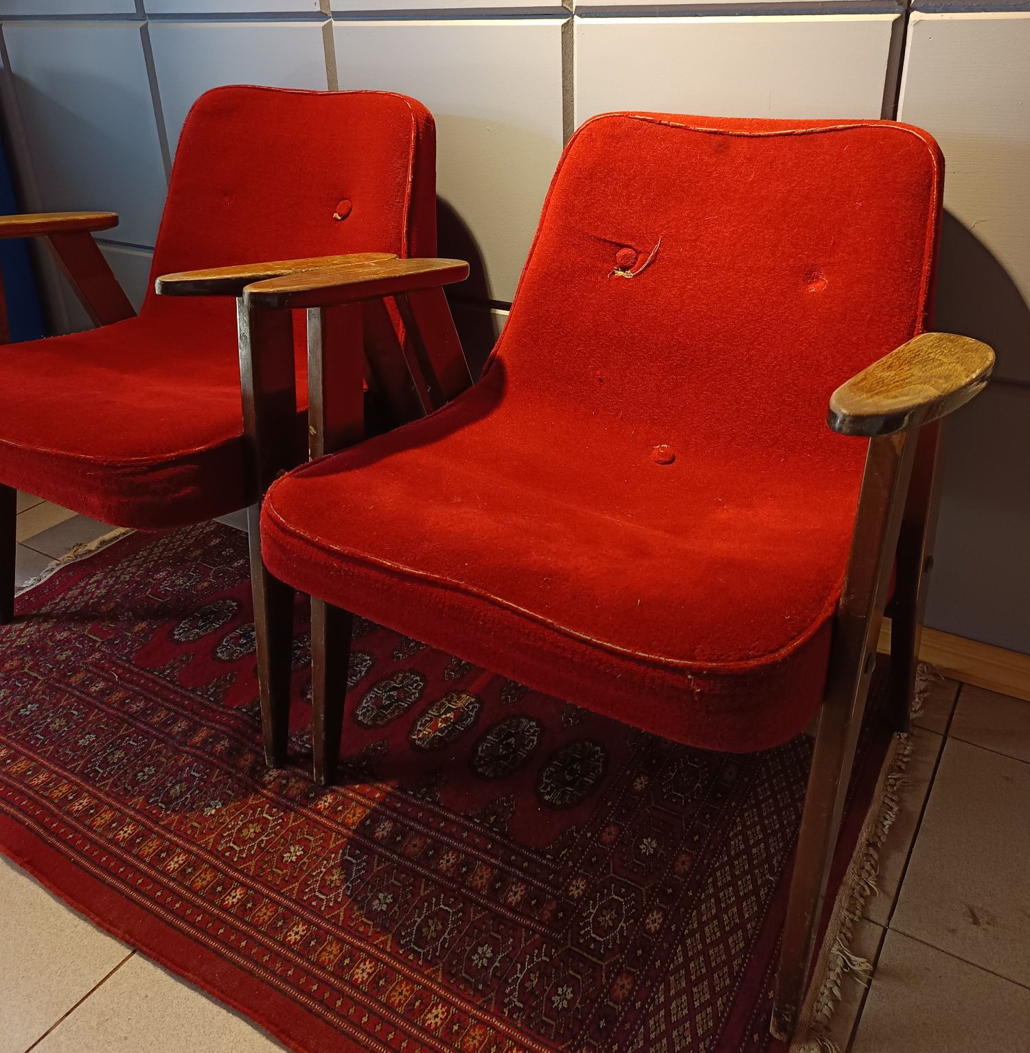 Dwa fotele projektu Józefa Chierowskiego, model 366