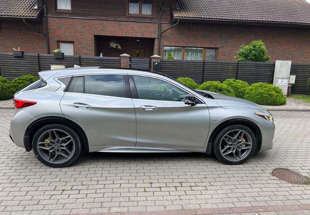 Infiniti QX30 2017 року