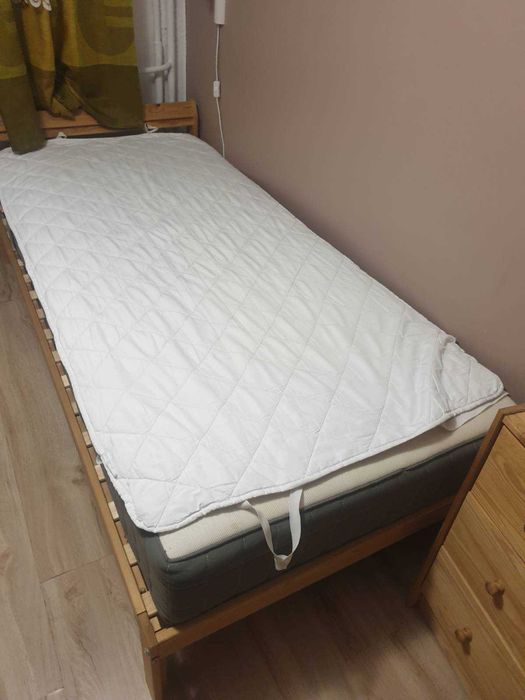 Łóżko wraz z materacem i ochraniaczem na materac 90 cm x 200 cm