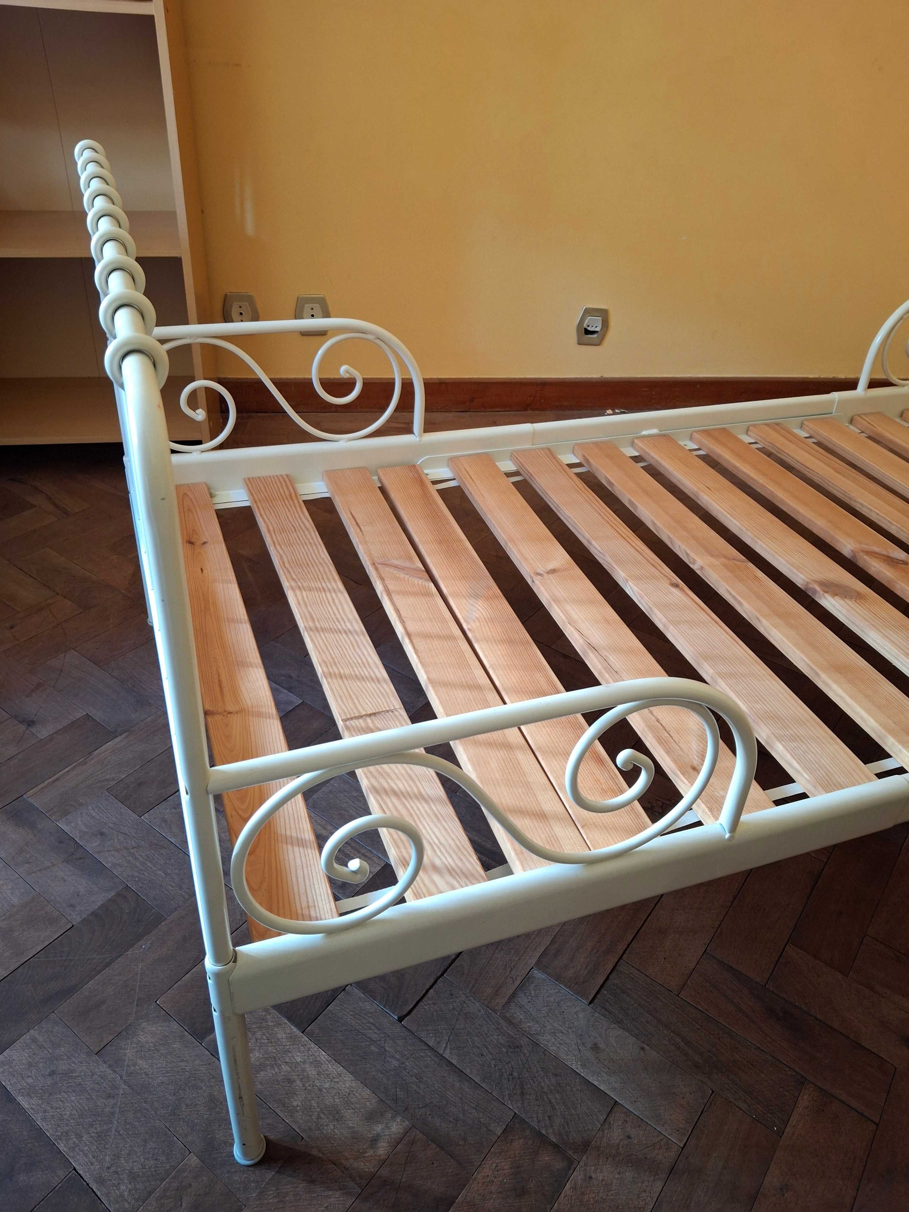 Cama Ikea extensível de criança branca em metal