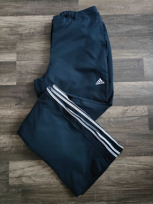 świetne dresowe spodnie z podszewką i zamkami