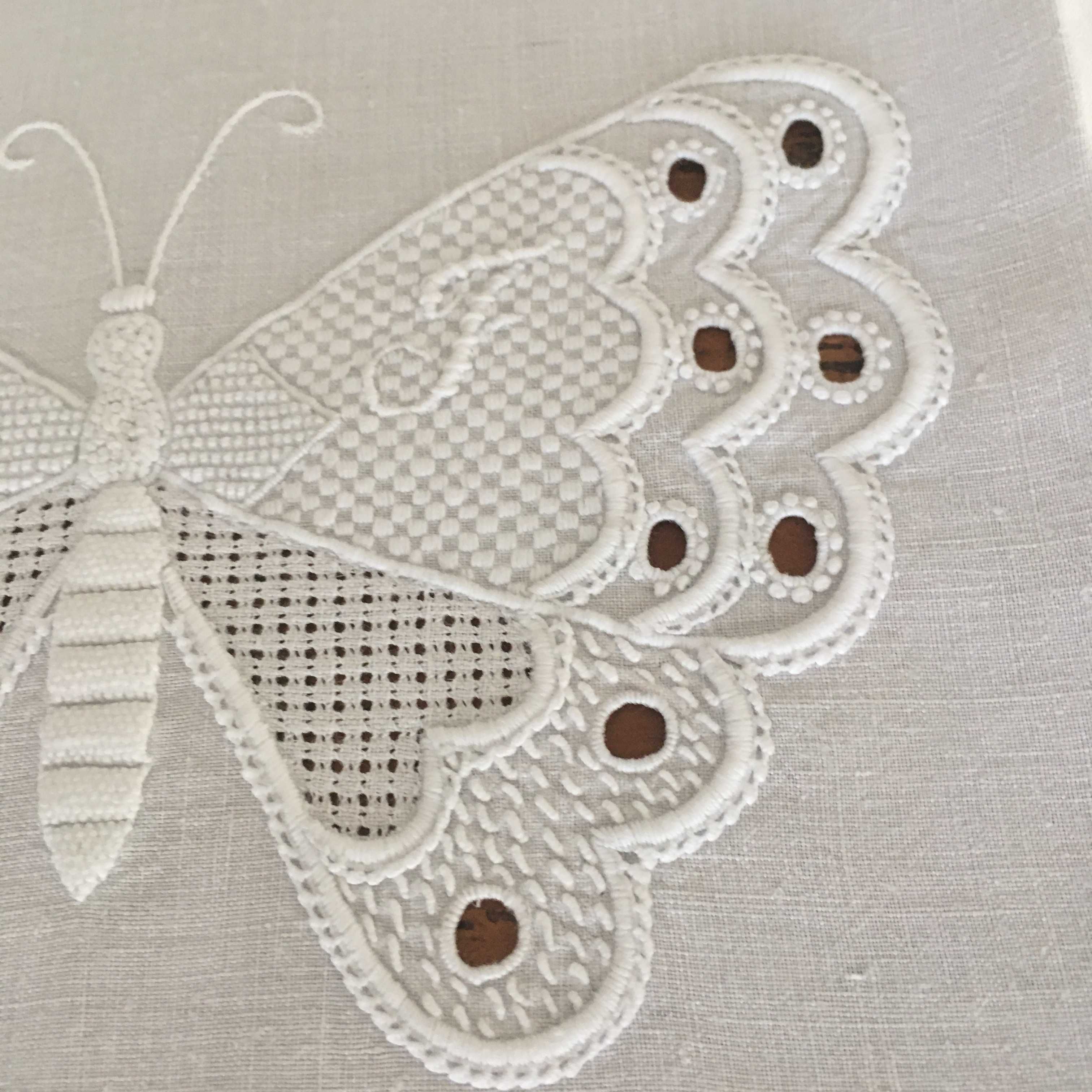 Tapete Persa e capas em linho bordadas com borboleta