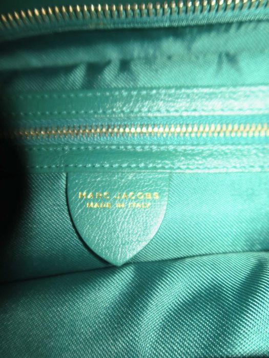 Marc Jacobs skórzana torebka z długim paskiem