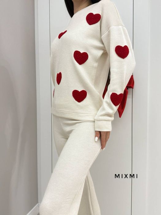 Жіночий костюм з сердечками