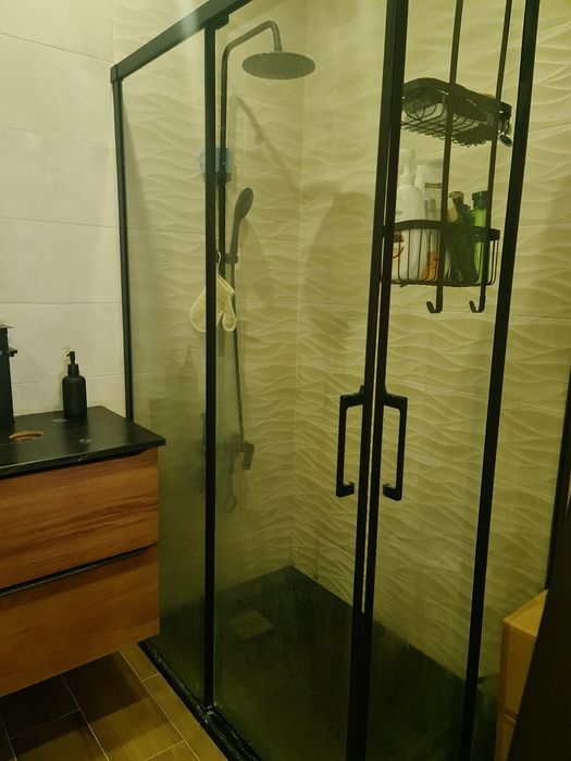 Cabine preta dupla porta