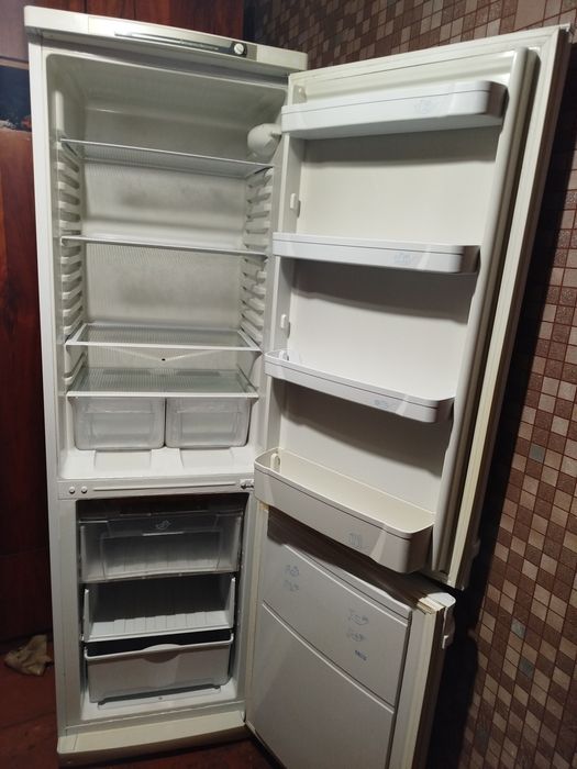 Продам холодильник индезит высота два метра с новым мотором
