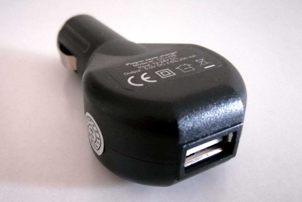 Carregador USB p/ automóvel (telemóvel, tablet, câmara etc)