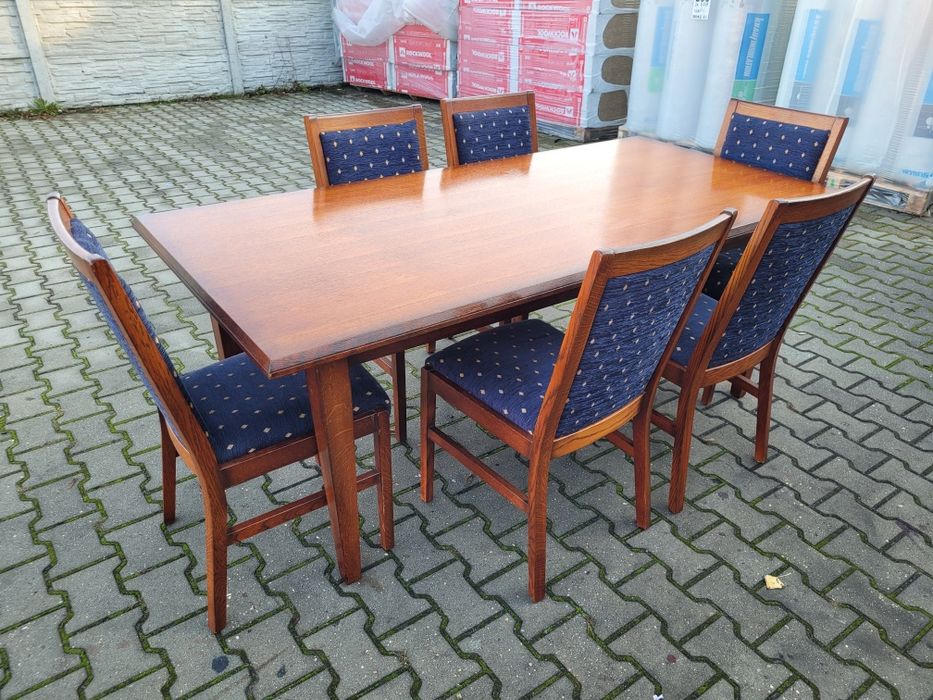 Fajny stół z 6 krzesłami.