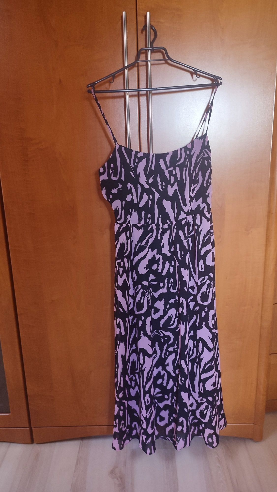 Sukienka na ramiączkach Mohito
Długość 125
Szerokość pod pachami 45 cm