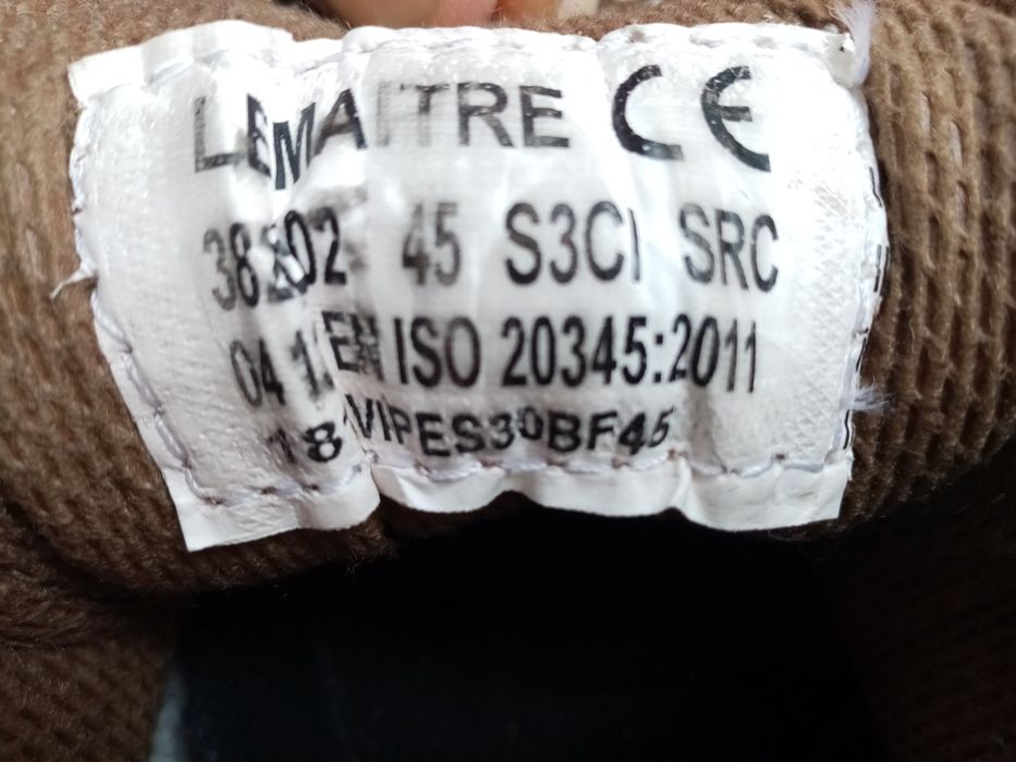 Sapatos de biqueira de aço - número 45