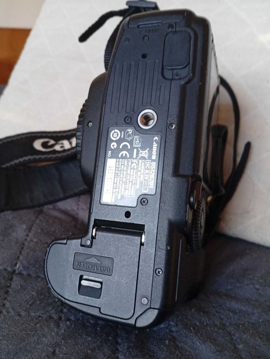 Canon 5D Mark II com 2 baterias e carregador original.