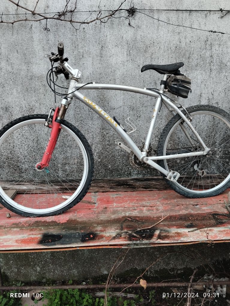 Bicicleta a pedais marca Esmaltina toda em alumínio