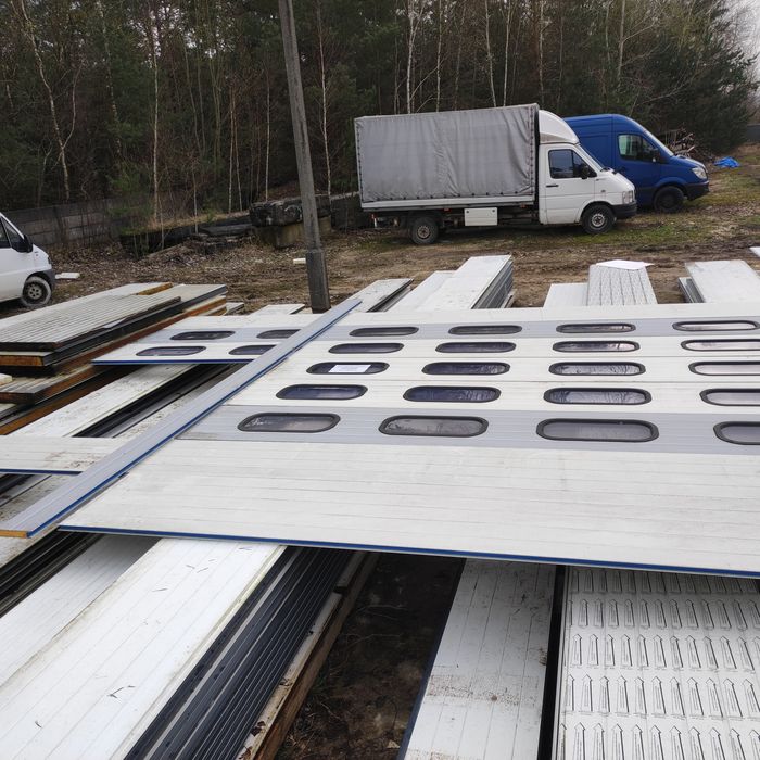 Brama segmentowa 6x4,5 przeszklona plus ewentualnie naped