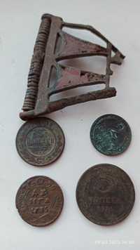 Монеты и другое на фото