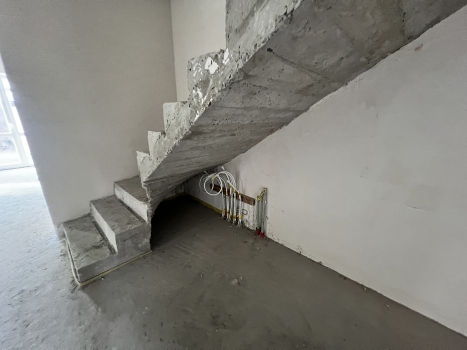 Продаж котеджу з початковим ремонтом в Зимній Воді