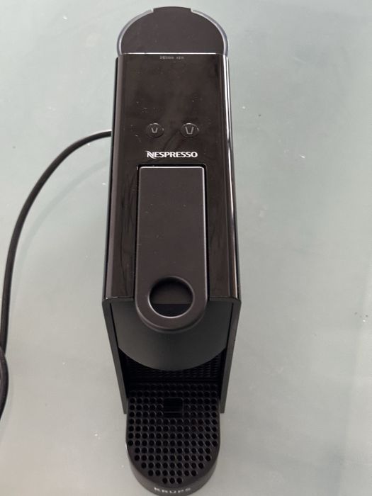 Maquina de cafe nespresso preta.