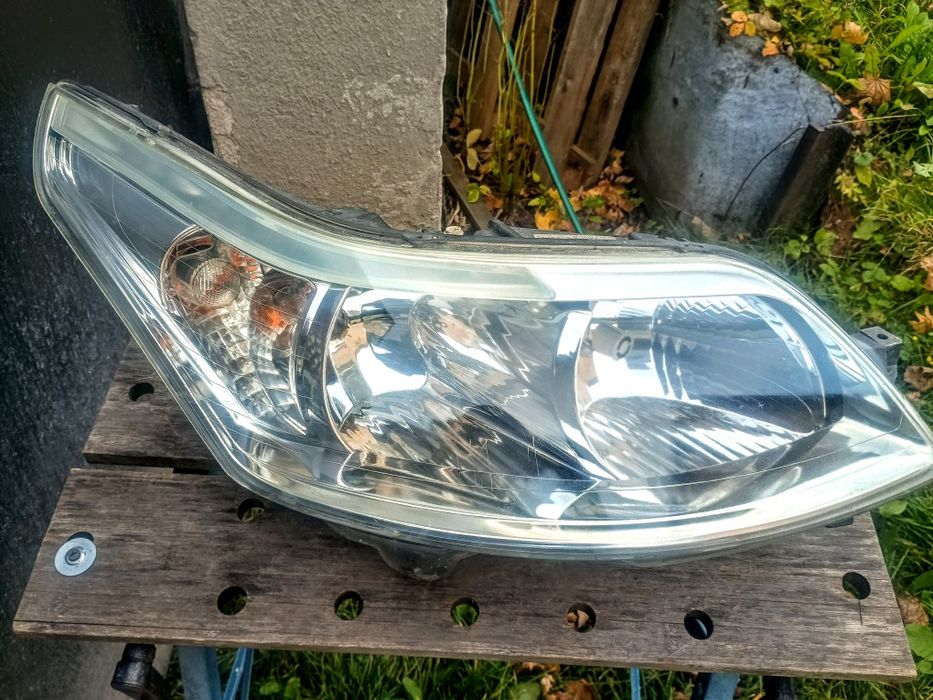 Citroen C4 lampa przednia prawa Valeo