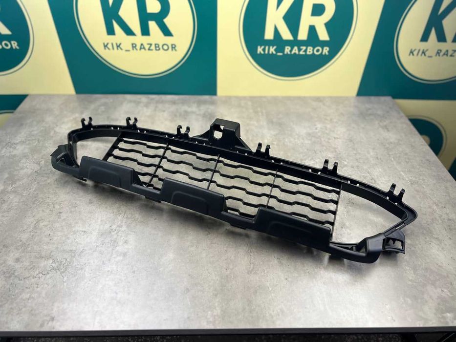 Центральна решітка в бампер BMW 3gt (F34) m-paket  	51118057188