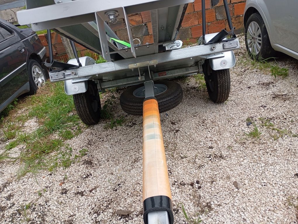 Atrelado para transporte de kayak
