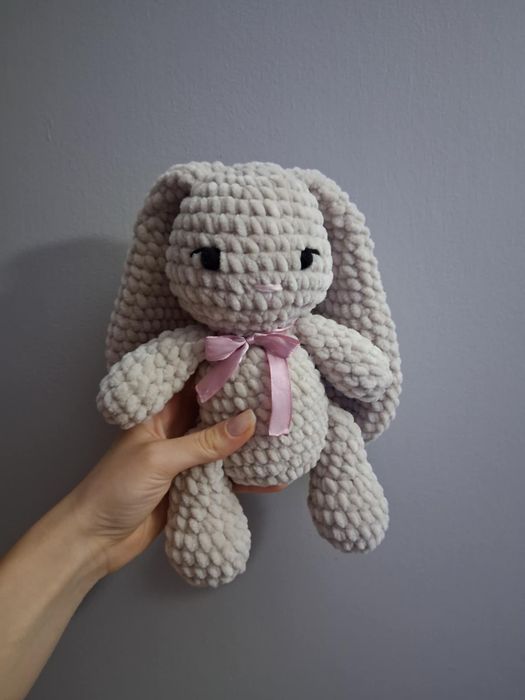 Zajączek beżowy maskotka dla dzieci na szydełku