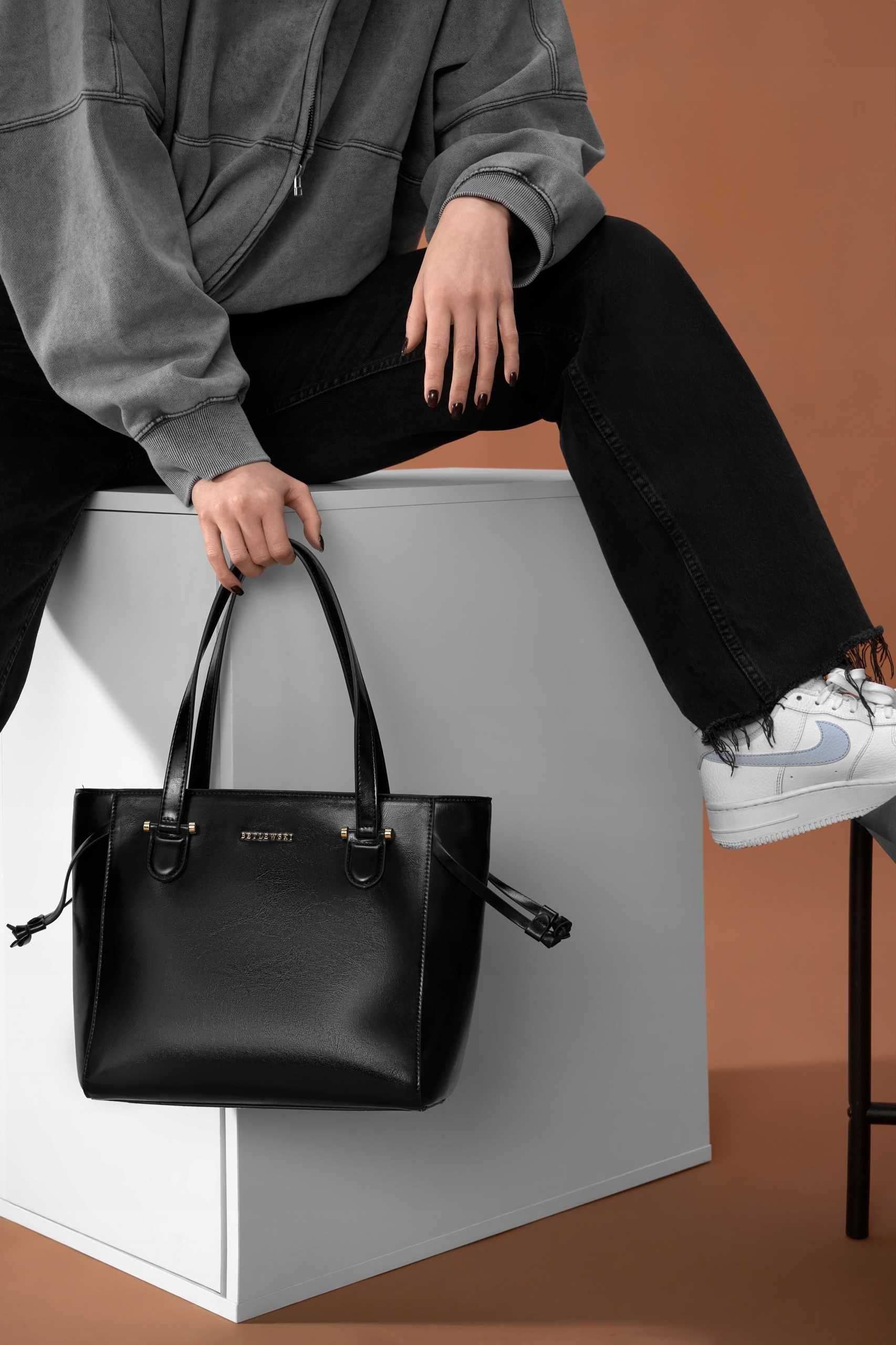BETLEWSKI Torebka Damska Shopper Na Ramię Czarna Duża Skóra Eko Logo