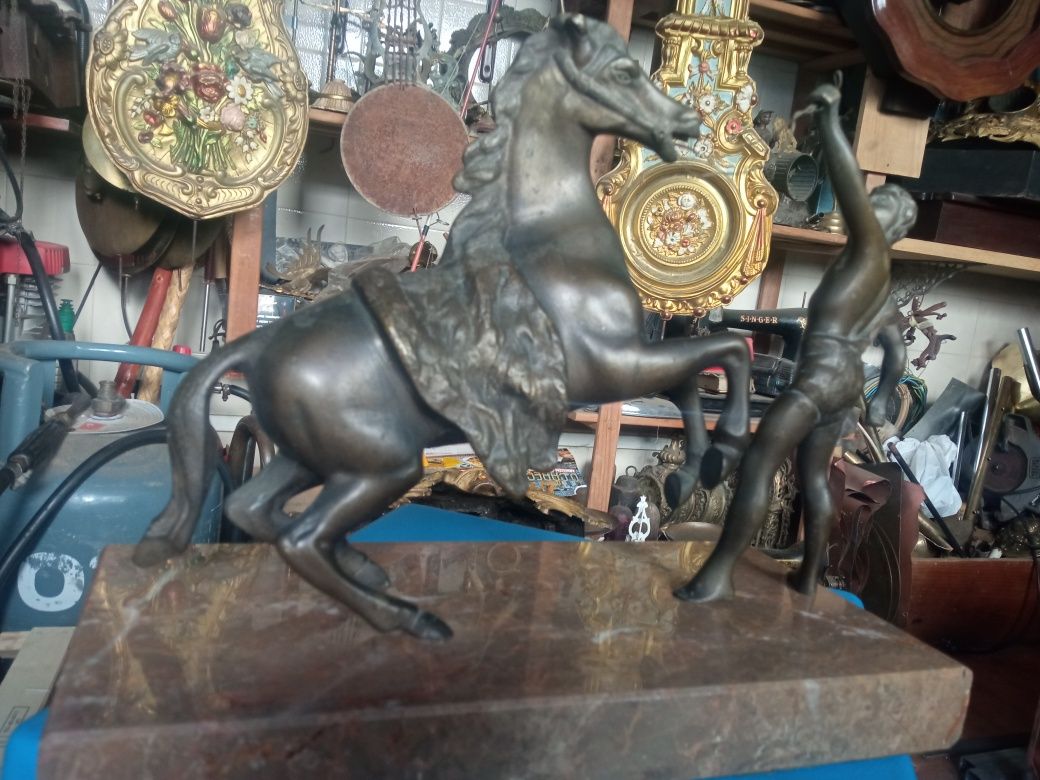 Maravilhosa escultura em bronze com base em mármore grega.com 3ocm de