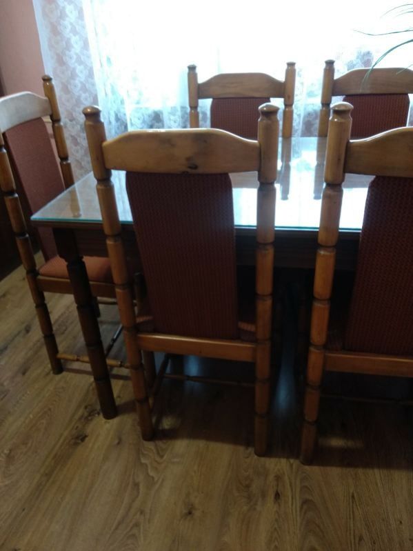 Stół, 6 krzeseł i szyba