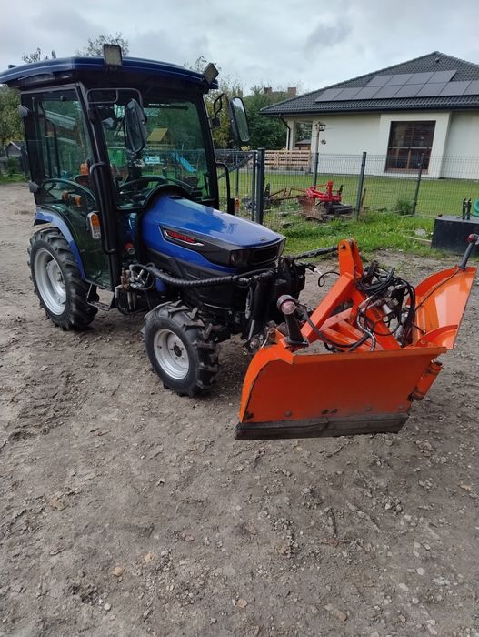 Ciagnik roniczy Farmtrack 26 z 2022r 428 mth wraz z pługiem