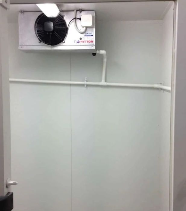 Холодильне обладнання для зберігання продуктів в кафе ресторанах