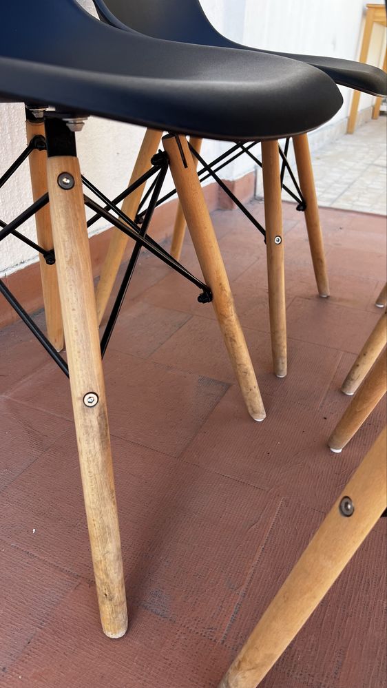 Mesa e cadeiras