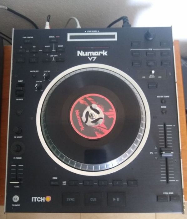 Duas  Controladoras Numark V7  Direct Drive.  O Mixer Gemini é Grátis