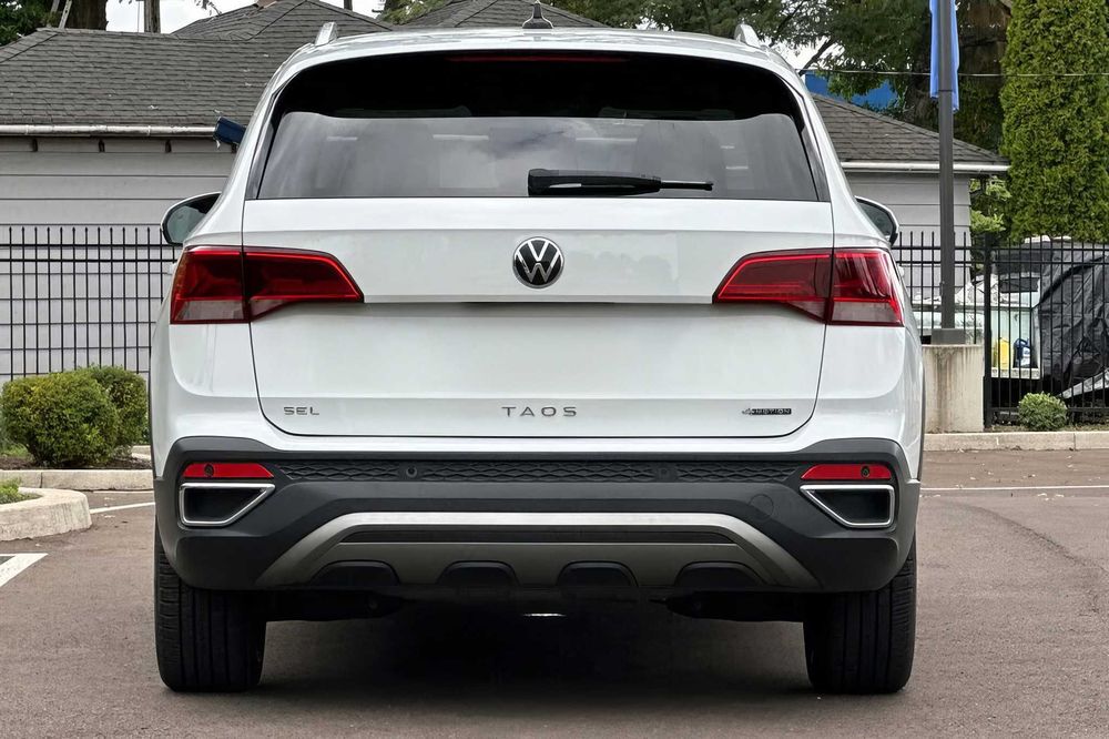 Volkswagen Taos      2022