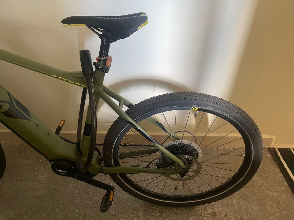 Rower elektryczny z silnikiem Yamaha.